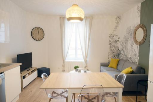 T3 de charme situé en hyper centre avec wifi, linge, draps, savons et serviettes fournis - Housity