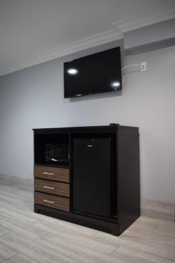 Willow Tree Inn & Suites - Housity
