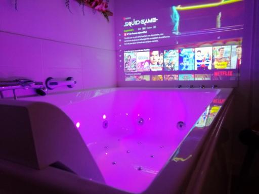 Le 2005 Double BALNEO, Lit QUEEN SIZE, soirée romantique - Housity