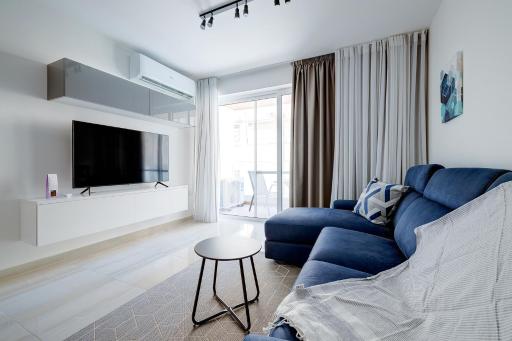 Chic 2BR Apartment, Ideal Location - Housity