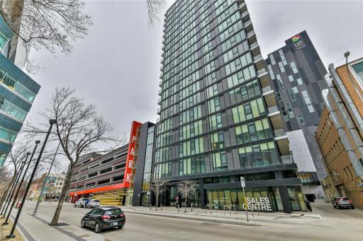 Cozy Skyline Condo in Downtown, across Canada Life Centre - Housity