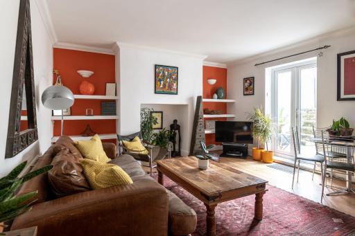 GuestReady - Vibrant Garden flat in Kemptown Village - 100m to beach - Housity