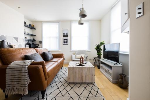 The Stepney Star - Bright & Modern 2BDR with Terrace - Housity