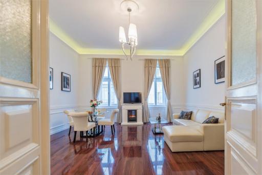 Music Academy Bedroom Suite Café Vian Apartman Kft - Housity