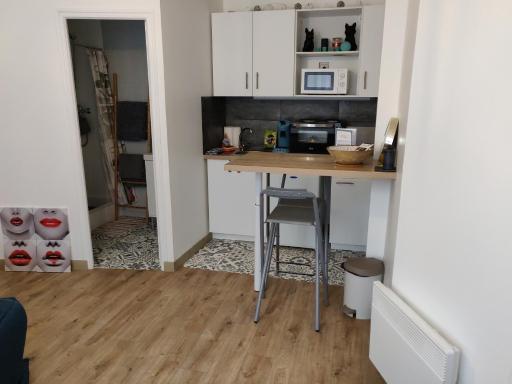Studio cosy - proche gare & centre-ville - stationnement - cour intérieure table & chaises - Housity