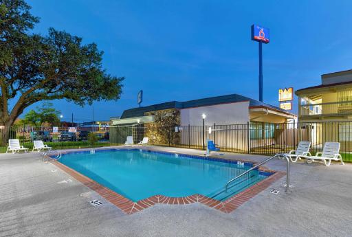 Studio 6-Denton, TX - UNT - Housity