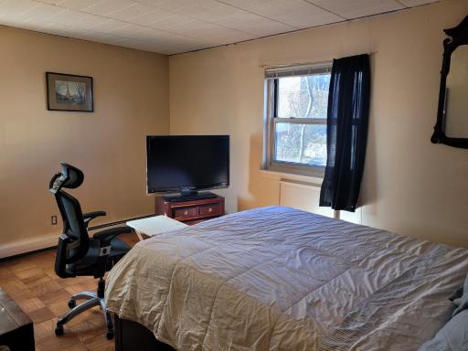 one bedroom with dining are use of kitchen share bathroom in New rochelle 12 min walk to metro north train 30 min to Manhattan - Housity