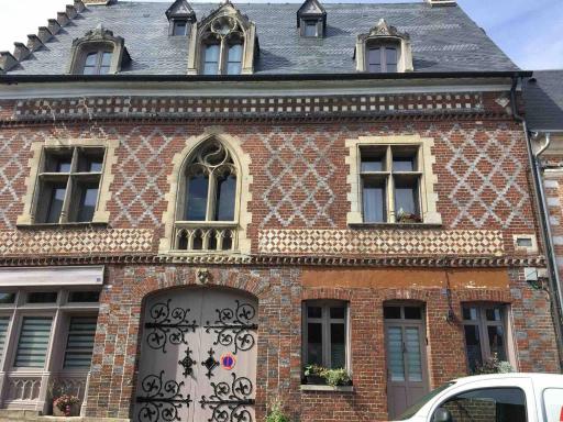 Maison charmante à Arques-la-Bataille avec terrasse et cheminée. - Housity