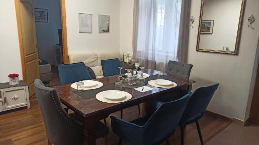 Váralja Apartman - Housity