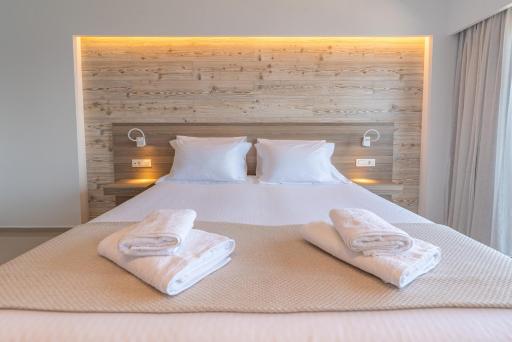 Beachfront Travel Proud Orpheus Studios - Housity