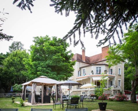 Vue du Château d'Excideuil en chambres - Housity