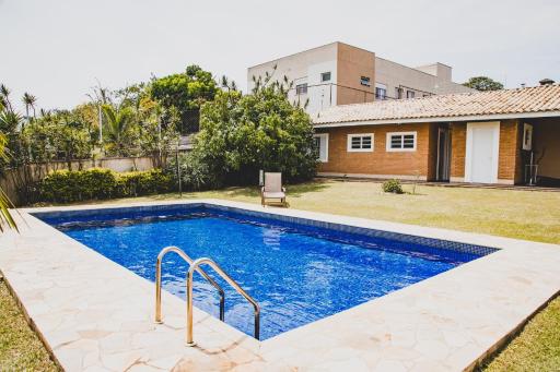 Incrivel casa com ampla area de lazer em Atibaia - Housity