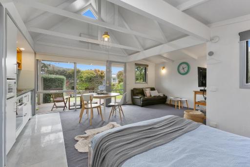 Apollo Bay Beach Hut ~ Wifi ~ Opposite The Ocean - Housity