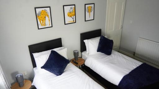 Portobello House - Four Bedroom House perfect for CONTRACTORS - Sleeps 6 - FREE parking - Housity