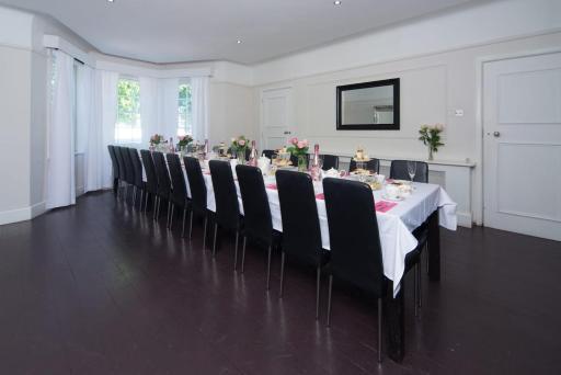 Beautiful 9-bed property near the beach and town centre - Housity