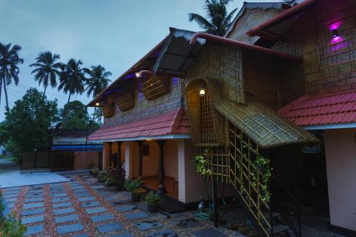 CANALVIEW PRIVATE COTTAGE Azhikkal Ayiram Thengu - Housity