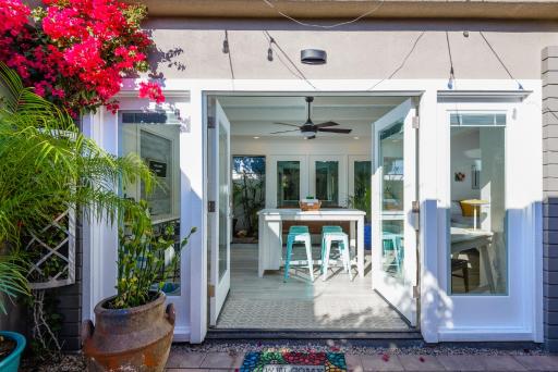 Uptown TROPICAL BEACH HOUSE off Restaurant Row!! - Housity