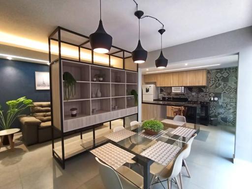 Apto amplo Aconchegante 3Qts, TV 65, Ar Cond Ótima localização - Housity