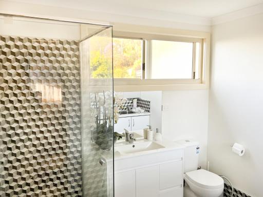 Bright & Beautiful Home On The Hills! - Housity
