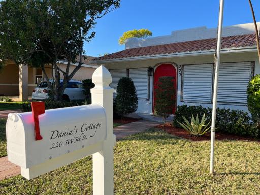 Dania's Cottage at Dania Beach - Housity