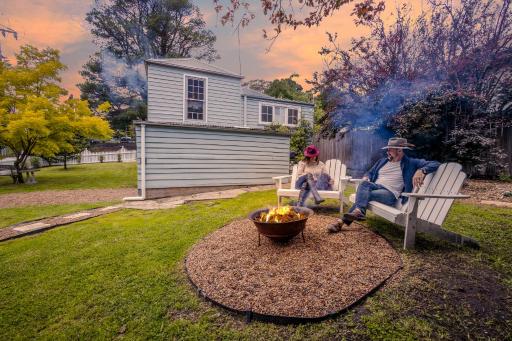 Pet-Friendly Blue Mountains Cottage with Indoor Fireplace - Housity
