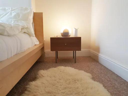 Spacious 2 bed Airbnb (entire house!) - Housity