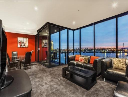 Lovely waterfront 2 bedrooms condo with swimming pool and gym in the heart of Docklands - Housity