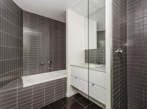 Lovely waterfront 2 bedrooms condo with swimming pool and gym in the heart of Docklands - Housity