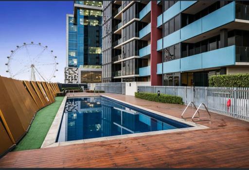 Lovely waterfront 2 bedrooms condo with swimming pool and gym in the heart of Docklands - Housity