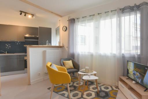 SUPERBE STUDIO PLEIN CENTRE AVEC PARKING PRIVE - Housity
