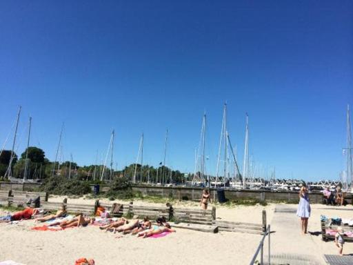 Hus m gaard have, 25m fra havet, havn, Strand, High speet internet, restauranter - Housity