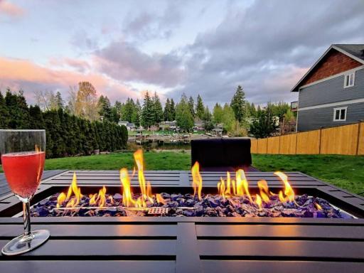Lakefront Getaway Near Crystal Mountain & Rainier - Housity