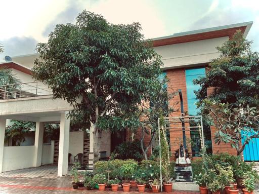 Luxury Beach Side  in ECR with King Sized Beds , Pool Table & Bar Room - Housity