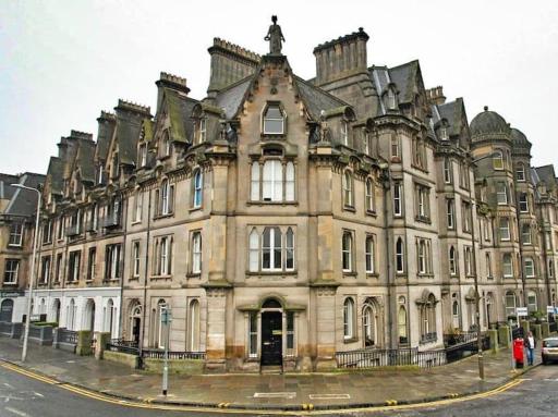 Castle Terrace 1 Bed Apartment Looking onto Edinburgh Castle - Sleeps upto 4 - Housity