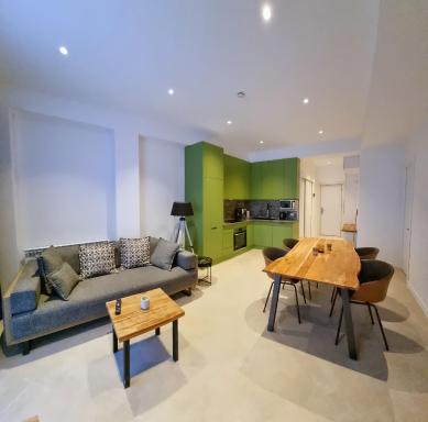 Luxurious 2BR apartment with mountain/piste view, close to main Gondola - Hizvo