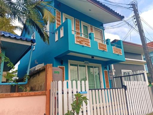 Bright Blue House - Housity