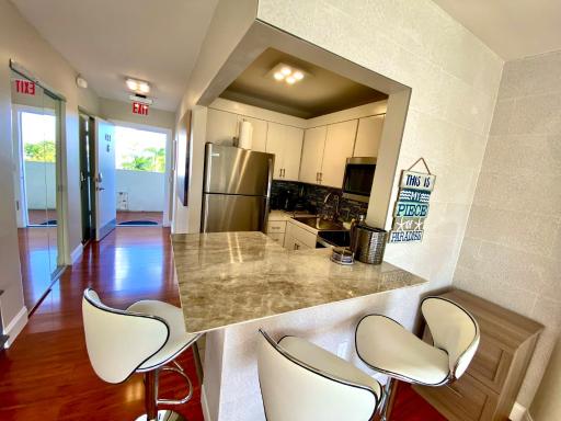 Modern waterfront apartment with Miami Skyline view, free parking 5 mins drive to Miami Beach - Housity
