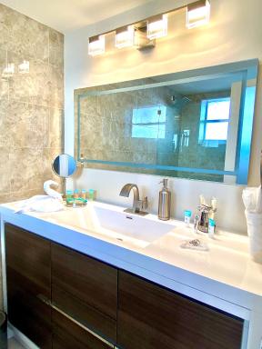 Modern waterfront apartment with Miami Skyline view, free parking 5 mins drive to Miami Beach - Housity