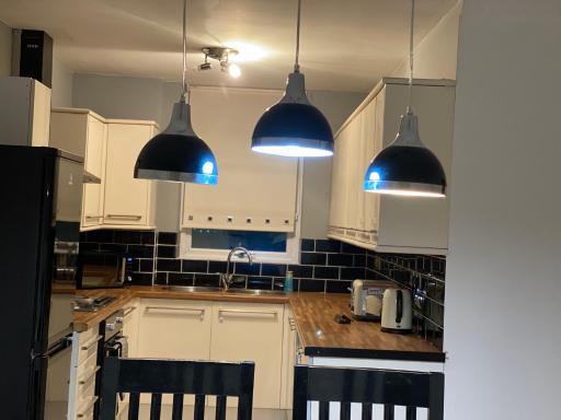 Pit stop relax, unwind and rejuvenate 2 bedrooms apartment flat 1 in Swansea - Housity