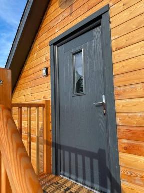 Cosy Country Modern Studio with Patio Space. - Housity