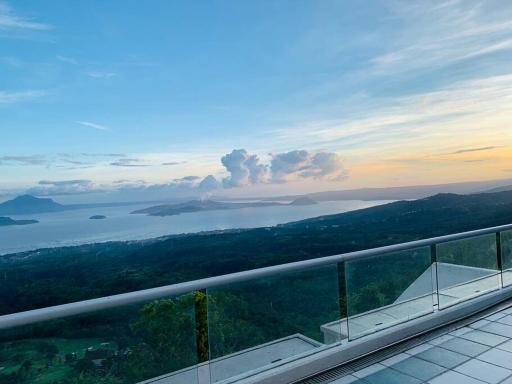 Spacious & Cozy Villa Unit Overlooking Taal lake in Tagaytay - Housity