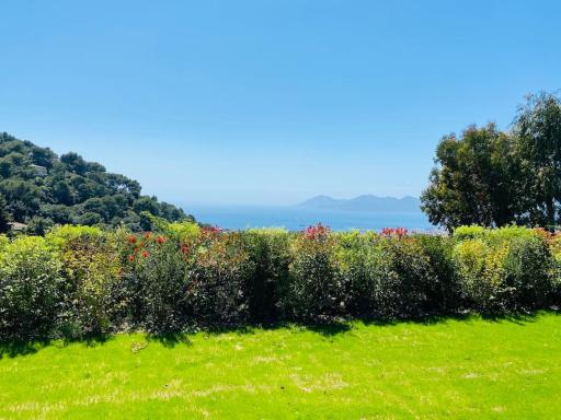 Luxury villa in Cannes with swimming pool & sea view - Housity