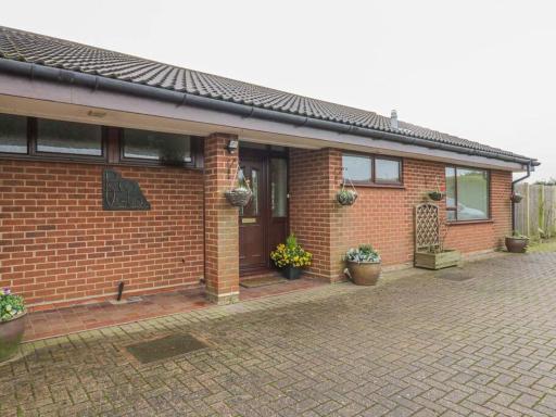 Comfortable 5-bedroom bungalow with hot tub - Housity