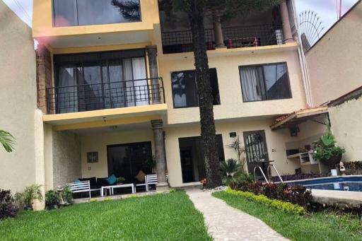 HERMOSA CASA CON ALBERCA PROPIA - Housity