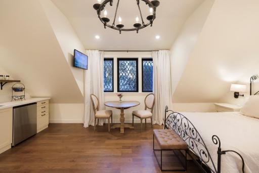 New Tudor Cottage one block from Chico State and downtown with private garage - Housity