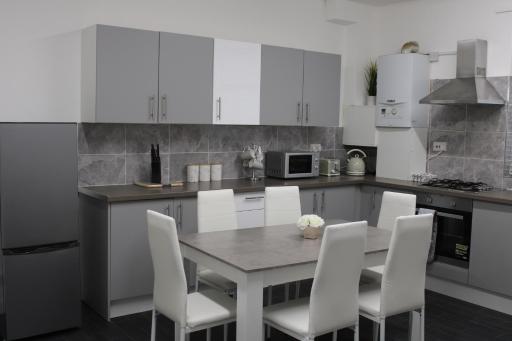 Lovely, Spacious 3 Bed House close to City Centre - Housity