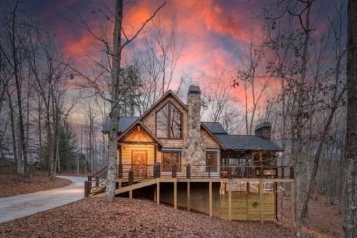 WolfCabin Lux Family Home, Fire Pit, Hot Tub, ADA ramp, ez paved rds - Housity