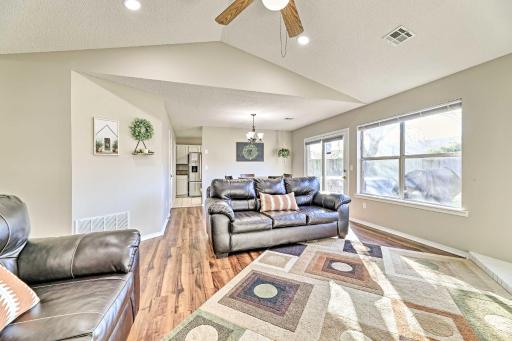 Fayetteville Home with Hot Tub about 3 Mi to U of A! - Housity