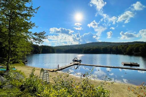 Spacious, Sunny Lake House! Close to ski trails. - Housity