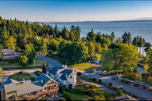 Luxury Mountain top castle house w/ocean view - Housity